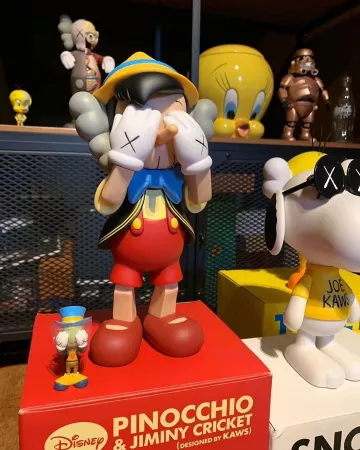 KAWS Companion Flayed Open Edition Vinyl Figure Brown en la cuenta de Instagram de @stockxcollectibles