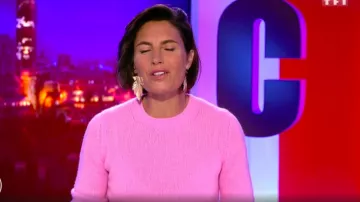 Le pull col rond court 4 fils allégé 100% cachemire rose clair de Alessandra Sublet dans C'est Canteloup le 28.09.2020