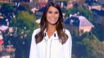 The white shirt round neck, lace contributions in front, back and on the sleeves of Karine Ferri in the Lotto draw the 26.09.2020