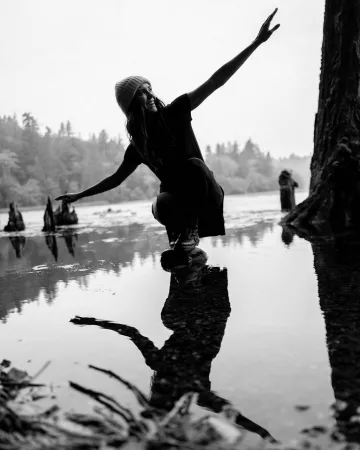 The bonnet of Nina Dobrev on his account Instagram @nina