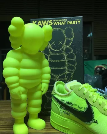 KAWS What Party Features Yellow en la cuenta de Instagram de @stockxcollectibles