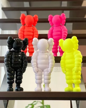 KAWS What Party Features Pink en la cuenta de Instagram de @stockxcollectibles