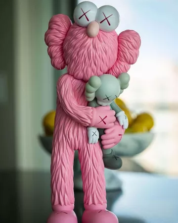 KAWS toma la figura rosa en la cuenta de Instagram de @stockxcollectibles