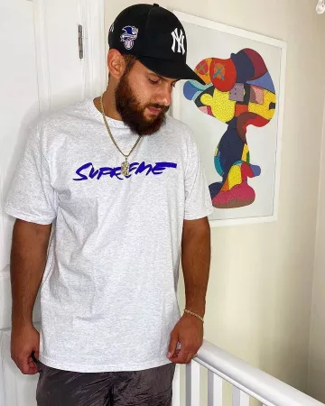 Logotipo de Supreme Futura Tee Ash Grey en la cuenta de Instagram de @stockxcollectibles