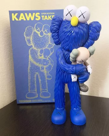 KAWS toma la figura azul en la cuenta de Instagram de @stockxcollectibles