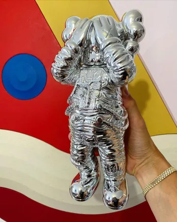 KAWS Holiday Space Figure Silver en la cuenta de Instagram de @stockxcollectibles