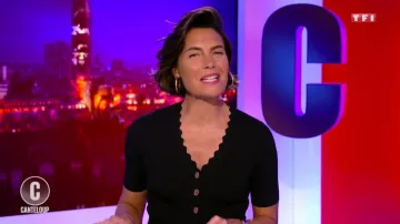 El suéter de malla acanalada, los bordes festoneados y los botones elegantes de Alessandra Sublet en C'est Canteloup el 29.09.2020