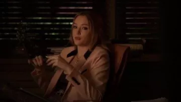 Collier aquatique porté par Kirby Anders (Maddison Brown) dans la Dynastie (S03E05)