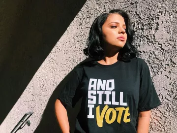 Y todavía voto camiseta usada por Cree Cicchino en la cuenta de Instagram @creecicchino