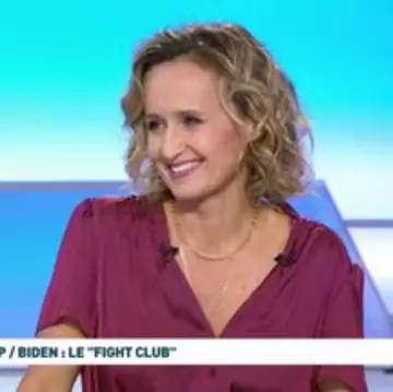 La robe bordeaux, fluide, boutons à l'avant et volants en bas de Caroline Roux dans C dans l'air le 30.09.2020 sur le compte Instagram de @brown19992014