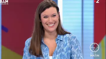 The blouse printed himalayas blue Flore Maréchal in Télématin the 01.10.2020