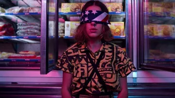 Shirt (costume) aztec black and yellow of Eleven (Millie Bobby Brown) in the series Stranger Things (S03)