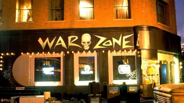 Club de la Zona de Guerra visto en Regreso al Futuro Parte II