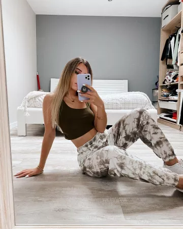 Corbata de jogging y tinte usado por Laura R en la cuenta de Instagram de @laura_r