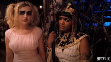 Trajes de Halloween de Hubie: China Anne McClain usa el disfraz de Halloween de Cleopatra para interpretar a la señorita Taylor en la película