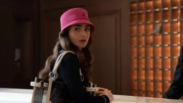 Kangol Pink Hat porté par Emily Cooper (Lily Collins) dans Emily in Paris (saison 1 épisode 7)