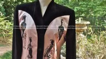 Blazer de satén negro rosa escada usado por Emily Cooper (Lily Collins) en Emily in Paris (Temporada 1 Episodio 9)