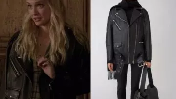 Veste de motard en cuir noir oversize portée par Camille (Camille Razat) dans les tenues de la série télévisée Emily in Paris (Saison 1 Episode 6)
