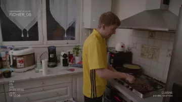Polo Adidas Jaune porté par Vald dans Vald - Rappel (Clip officiel)