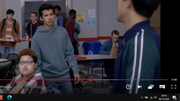 Le sweat à capuche COBRA KAI de Miguel Diaz (Xolo Maridueña) dans Cobra Kai (S01E08)