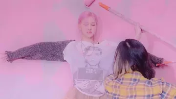 Camiseta oversize Elvis Mugshot de Rosé de BLACKPINK en Lovesick Girls Music Video M/V