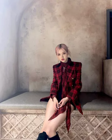 Blazer de tartán negro y rojo de Saint Laurent of Rosé en la cuenta de Instagram @roses_are_rosie
