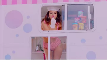 Bas rayés rouges et blancs de Selena Gomez dans BLACKPINK - &#39;Ice Cream (with Selena Gomez)&#39; M / V