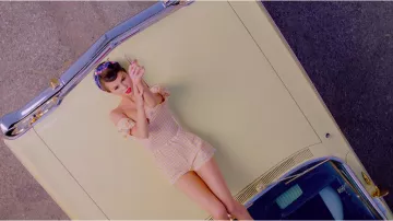 Barboteuse jaune de style rétro de Selena Gomez dans BLACKPINK - &#39;Ice Cream (with Selena Gomez)&#39; M / V