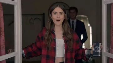 La chemise boyfriend à carreaux rouge portée par Emily Cooper (Lily Collins) dans la série Emily in Paris (S01E01)