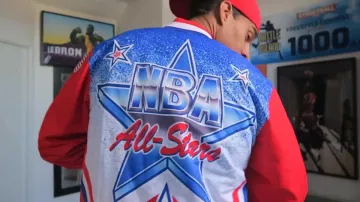 Veste all star game 01 portée par brisco basket freestyle dans sa vidéo mon INCROYABLE collection de maillots nba de Brisco Brisco dans la vidéo MON INCROYABLE COLLECTION DE MAILLOTS NBA ! (+2500 $ !)