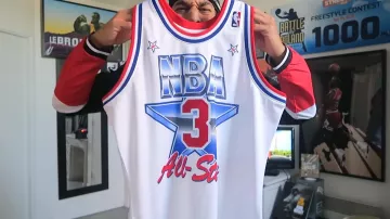Maillot porté par brisco basket freestyle dans sa vidéo MON INCROYABLE COLLECTION DE MAILLOTS NBA de BRISCO BRISCO dans la vidéo MON INCROYABLE COLLECTION DE MAILLOTS NBA ! (+2500 $ !)