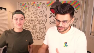 Green T-Shirt Farah worn by Hugo Posay in the video CALL THE PINK PHONE (Telephone hoax with @FastGoodCuisine)