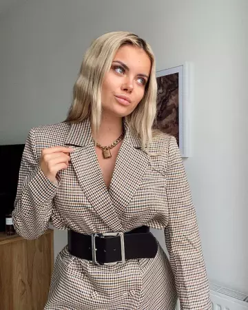 Ceinture large noire portée par Romy sur le compte Instagram de @romy