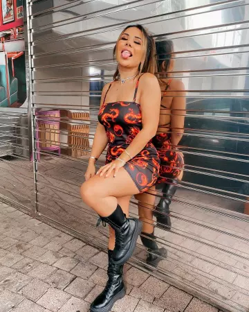 Robe imprimés dragons portée par Roubaba sur le compte Instagram de @house_of_rbb