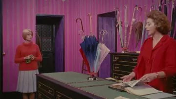 Suéter rojo de Geneviève Emery (Catherine Deneuve) en Los paraguas de Cherburgo