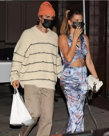 Combinaison ventre ouvert soie bleue fleurs rouges de Hailey Baldwin sur le compte Instagram de @kimshuistudio