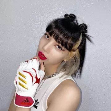 Gants Adidas blancs, rouges et or de Lisa sur le compte Instagram @lalalalisa_m