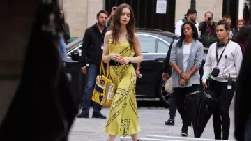 Falda usada por Emily Cooper (Lily Collins) en Emily en París (S01E01)