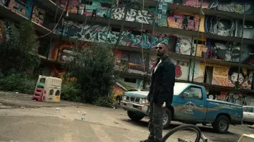 Outfits from Project Power: Jamie Foxx wears black coat to play Art in the movie