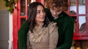 Pull marron clair à volants porté par Brooke (Vanessa Hudgens) dans Le Chevalier avant Noël