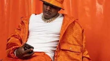 Gucci hors de la tenue de grille de DaBaby dans DaBaby - PEEPHOLE (Clip Officiel)