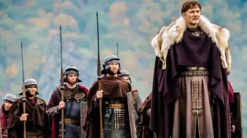 Capa púrpura usada por Aulus (David Morrissey) en Britannia (Temporada 1 Episodio 6)