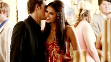 La robe rouge / orange de Elena Gilbert (Nina Dobrev) dans The Vampire Diaries S01E04