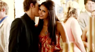 La robe rouge / orange de Elena Gilbert (Nina Dobrev) dans The Vampire Diaries S01E04