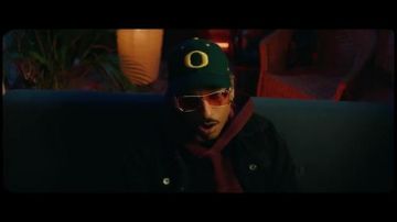 The cap of laylow Laylow in the clip Aladdin 135 feat. Laylow - To Life To Death (Official Music Video)