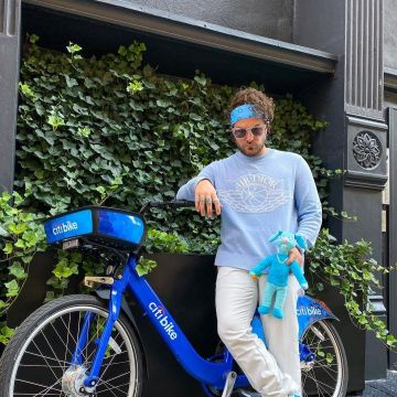 Le pull Dior X Jordan  porté par Max Miller   sur le compte Instagram de @miller 