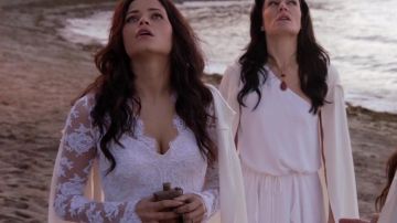 La robe de Freya Beauchamp (Jenna Dewan) dans Witches of East End (S01E09)