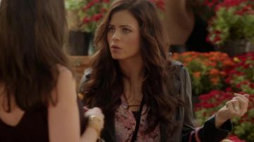 La robe de Freya Beauchamp (Jenna Dewan) dans Witches of East End (S01E01)