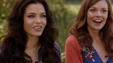 Le gilet de Ingrid Beauchamp (Rachel Boston) dans Witches of East End (S01E03)