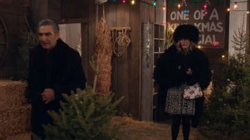 Alexander McQueen Noir et Blanc Robe à Fleurs portée par Moira Rose (Catherine O'Hara) dans Schitt's Creek (S04E13)